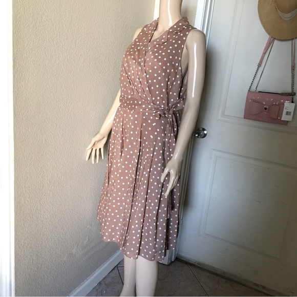 Jones wears dress - Picture 2 of 6